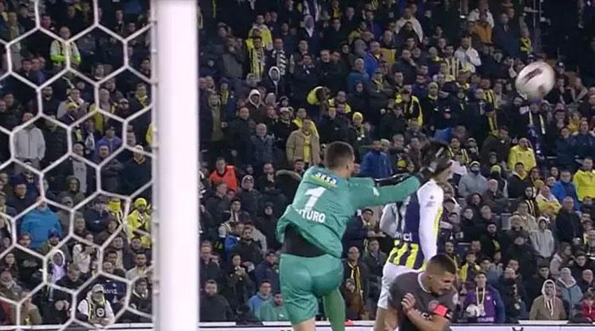 Fenerbahçe - Fatih Karagümrük maçında tartışmalı penaltı pozisyonu: Tartışılacak bir şey yok, penaltı verilmeliydi!