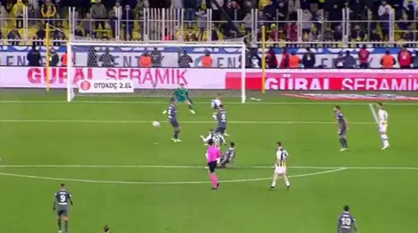 Fenerbahçe - Fatih Karagümrük maçında tartışmalı penaltı pozisyonu: Tartışılacak bir şey yok, penaltı verilmeliydi!
