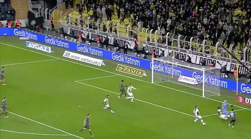 Fenerbahçe - Fatih Karagümrük maçında tartışmalı penaltı pozisyonu: Tartışılacak bir şey yok, penaltı verilmeliydi!