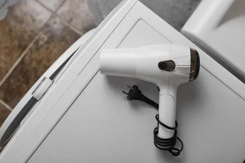 Elbisedeki inatçı lekeyi fön makinesiyle yok edin! İşte fondöten lekesini anında çıkaran yöntemler