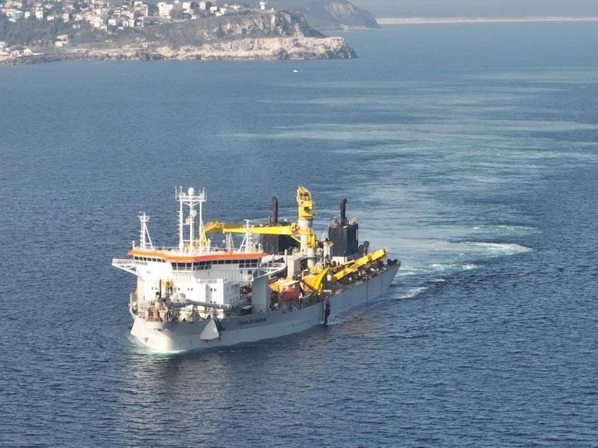 Dünyanın en büyüklerinden biri olan dev gemi Türkiye'de! Çalışma süreci havadan görüntülendi...