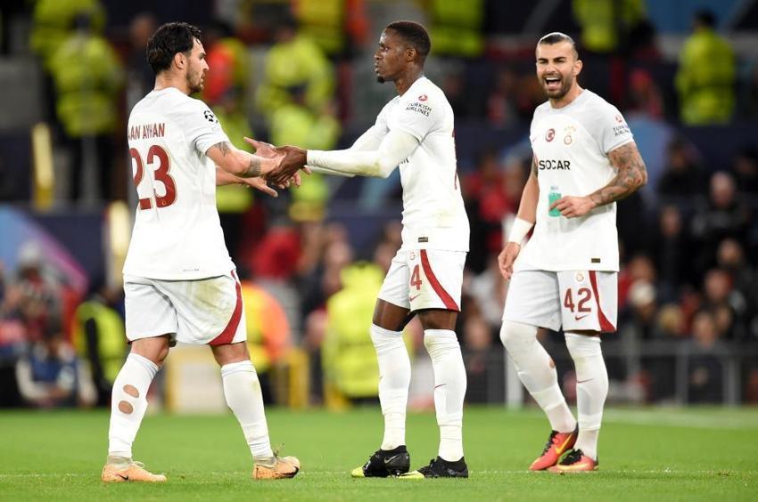 Manchester United maçı öncesi işler karıştı! Okan Buruk yıldız ismi kesti, ilk 11 değişti