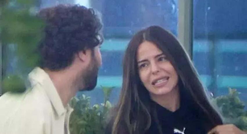 Simge Sağın 'Aşkın Olayım'ı en çok dinlenen şarkı oldu!