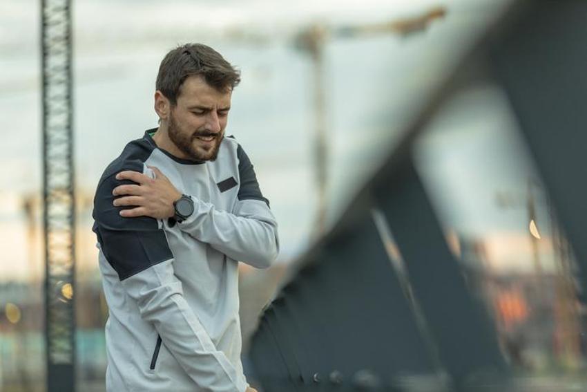 Tiroidinizin nedeni donuk omuz sendromu olabilir! Yavaş yavaş gelişir, kadınları daha çok etkiler
