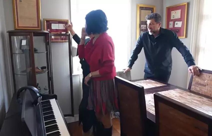 Hakan Bilgin ve Çiğdem Bilgin mütavazı dubleks dairesinin üst katını çocuklarına ayırdı 