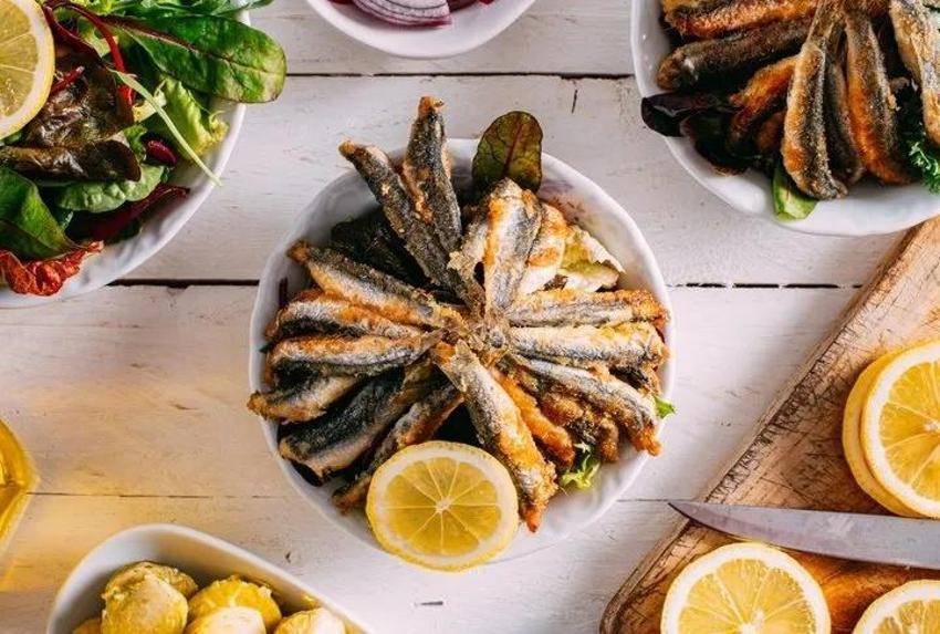 Karadenizli balıkçıların bilip söylemediği sır: Hamsinin yanında bunu yerseniz kabızlığı yok ediyor!