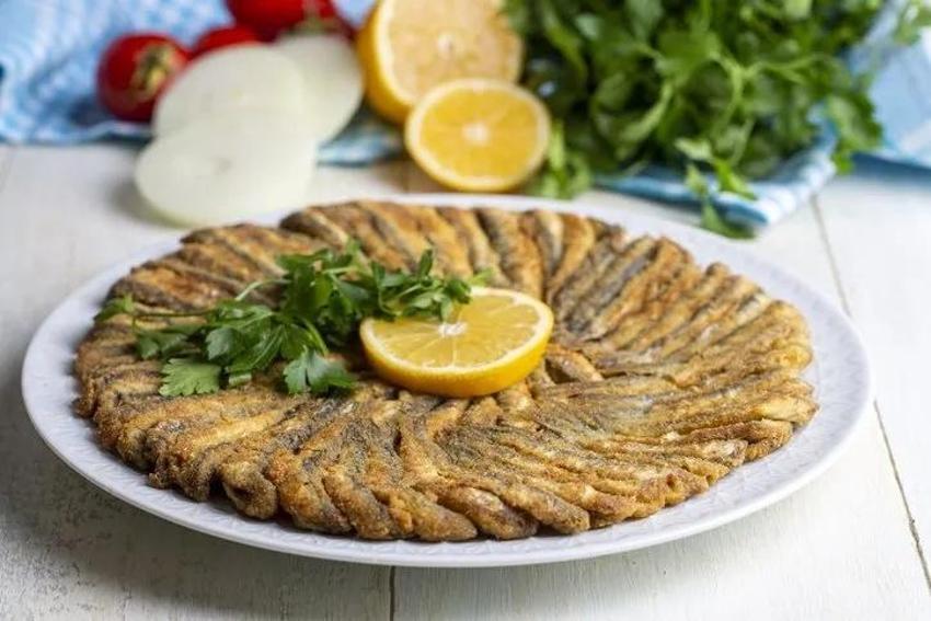 Karadenizli balıkçıların bilip söylemediği sır: Hamsinin yanında bunu yerseniz kabızlığı yok ediyor!