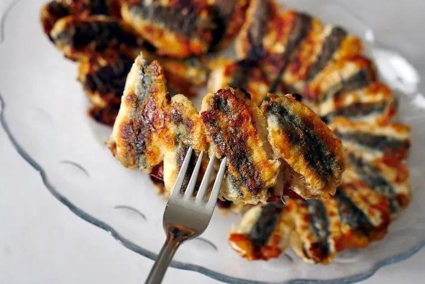 Karadenizli balıkçıların bilip söylemediği sır: Hamsinin yanında bunu yerseniz kabızlığı yok ediyor!