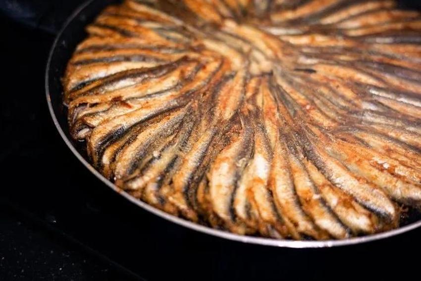 Karadenizli balıkçıların bilip söylemediği sır: Hamsinin yanında bunu yerseniz kabızlığı yok ediyor!