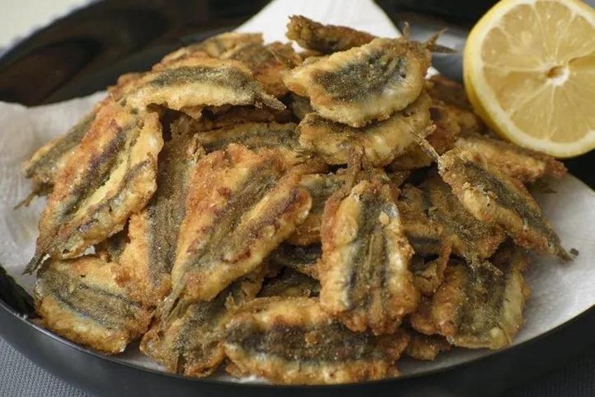 Karadenizli balıkçıların bilip söylemediği sır: Hamsinin yanında bunu yerseniz kabızlığı yok ediyor!