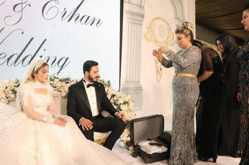Düğünde dudak uçuklatan takı! Korumalarla güvenlik önlemi alındı