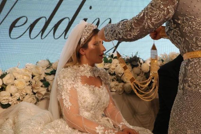 Düğünde dudak uçuklatan takı! Korumalarla güvenlik önlemi alındı