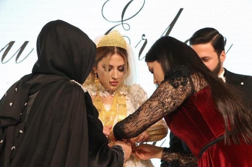 Düğünde dudak uçuklatan takı! Korumalarla güvenlik önlemi alındı