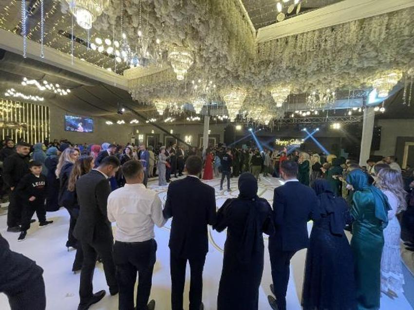Düğünde dudak uçuklatan takı! Korumalarla güvenlik önlemi alındı