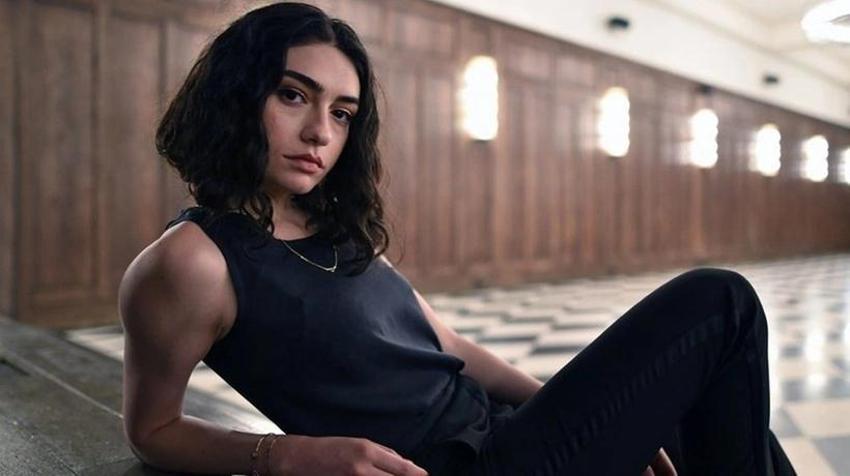 Hazar Ergüçlü çıplak kaldı! Üzerine tuttuğu elbise güzelliğini gizleyemedi
