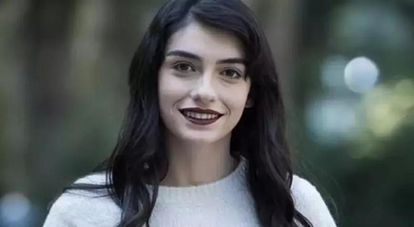 Hazar Ergüçlü çıplak kaldı! Üzerine tuttuğu elbise güzelliğini gizleyemedi