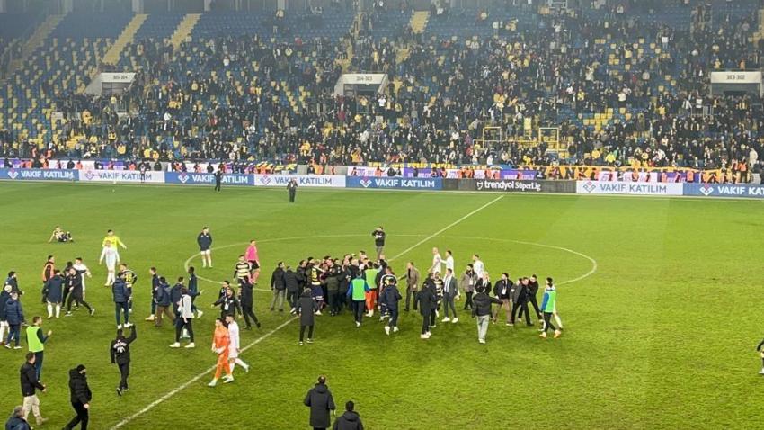 Halil Umut Meler'e yumruklu saldırı! Hastaneden ilk açıklama geldi