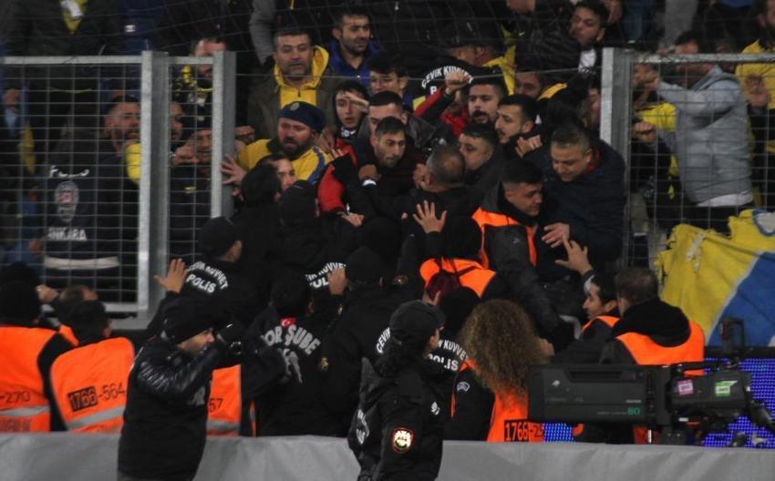 Halil Umut Meler'e yumruklu saldırı! Hastaneden ilk açıklama geldi
