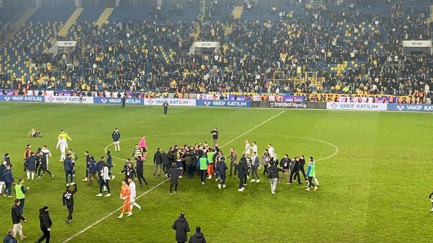 Ankaragücü Başkanı Faruk Koca'dan Hakem Halil Umut Meler'e yumruklu saldırı! Utanç gecesi