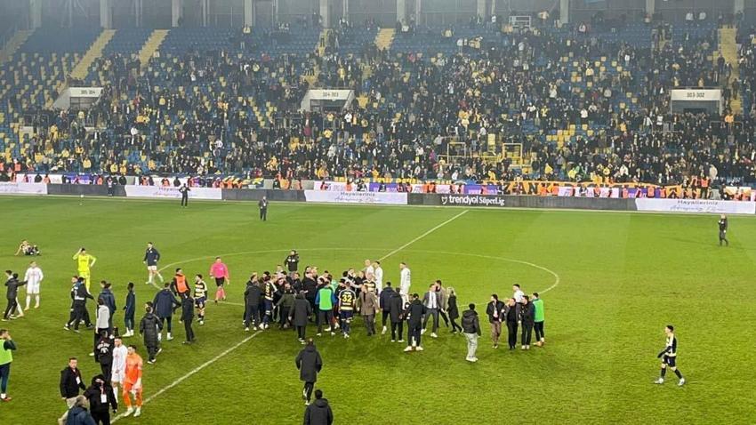 Ankaragücü Başkanı Faruk Koca'dan Hakem Halil Umut Meler'e yumruklu saldırı! Utanç gecesi