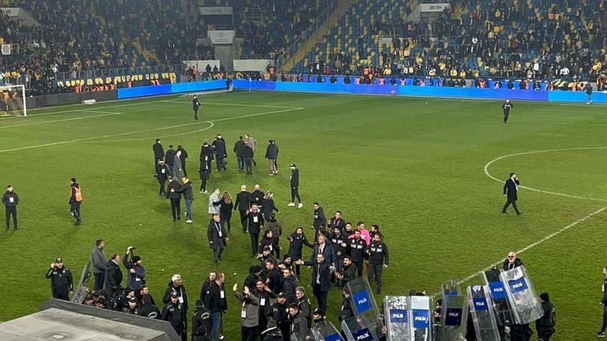 Ankaragücü Başkanı Faruk Koca'dan Hakem Halil Umut Meler'e yumruklu saldırı! Utanç gecesi