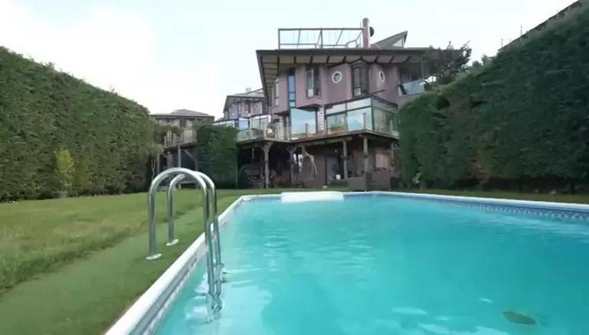 Ünlü sanatçının 4 katlı 5 odalı muhteşem villası! Çocuk parkı ve yüzme havuzu da var 