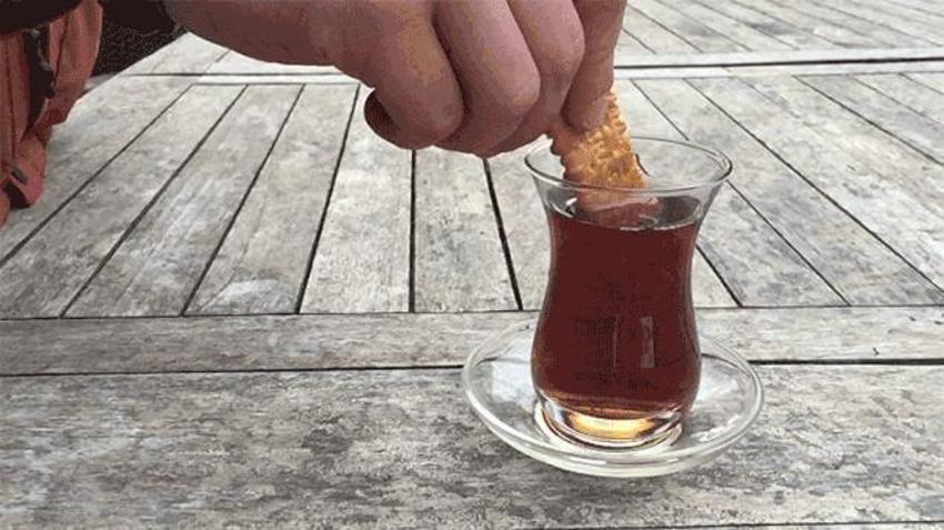 Çaya bisküvi batırmanın ilk zararı ortaya çıktı: Bunu bir daha yapmayacaksınız!