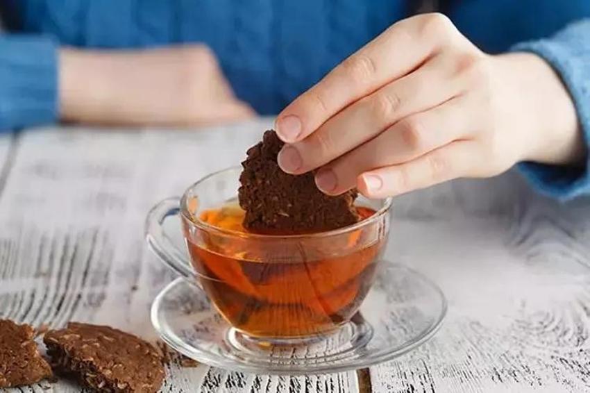 Çaya bisküvi batırmanın ilk zararı ortaya çıktı: Bunu bir daha yapmayacaksınız!