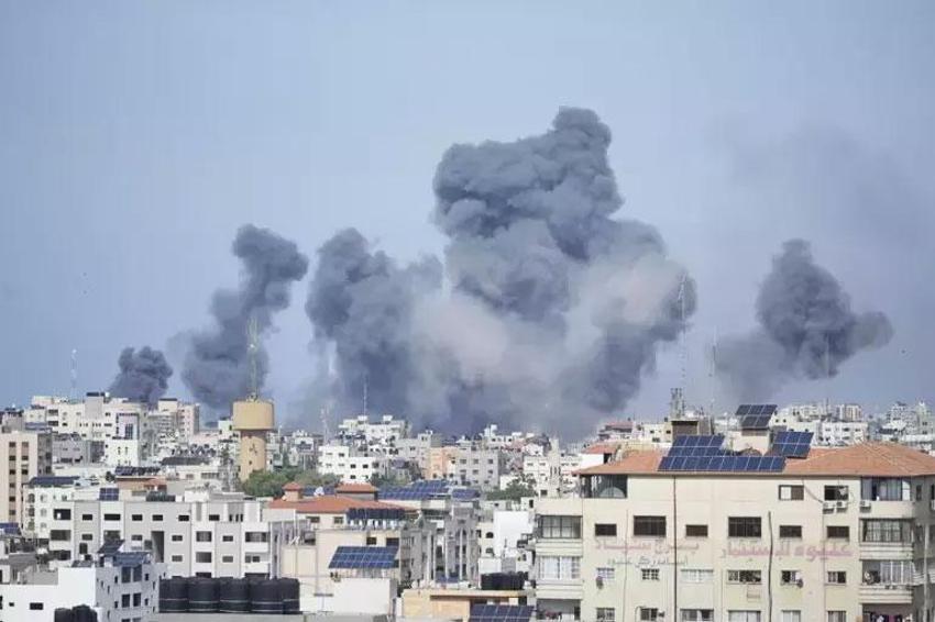 İsrail Gazze'de sivilleri vuruyor! Yemen Kızıldeniz'de 2 gemiye saldırdı