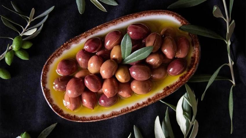 Zeytinin acılığından eser kalmıyor: Sadece iki malzemeyle yapılan mutfak sırrını çoğu kişi bilmiyor!