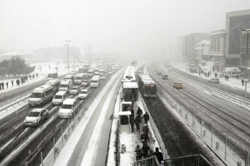 Hava kar topluyor! Pazartesi gecesinden başlıyor: 18 Aralık kar yağışı Pazartesi tatili getirebilir! 