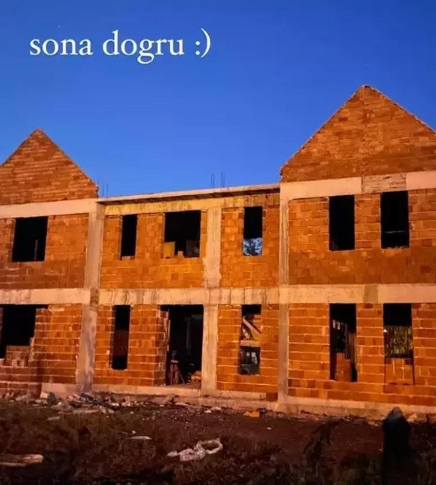 Ünlü çift kendilerine 'saray' yaptı! İstanbul'dan kaçıp  Köyceğiz'de hayallerinin evini inşa etti