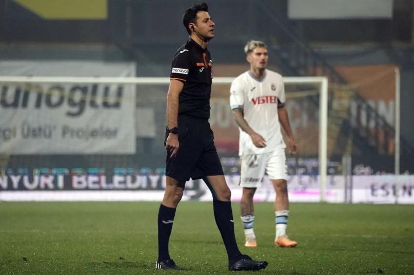 Süper Lig'de bir skandal daha! İstanbulspor, Trabzonspor maçında sahadan çekildi, işte o pozisyon