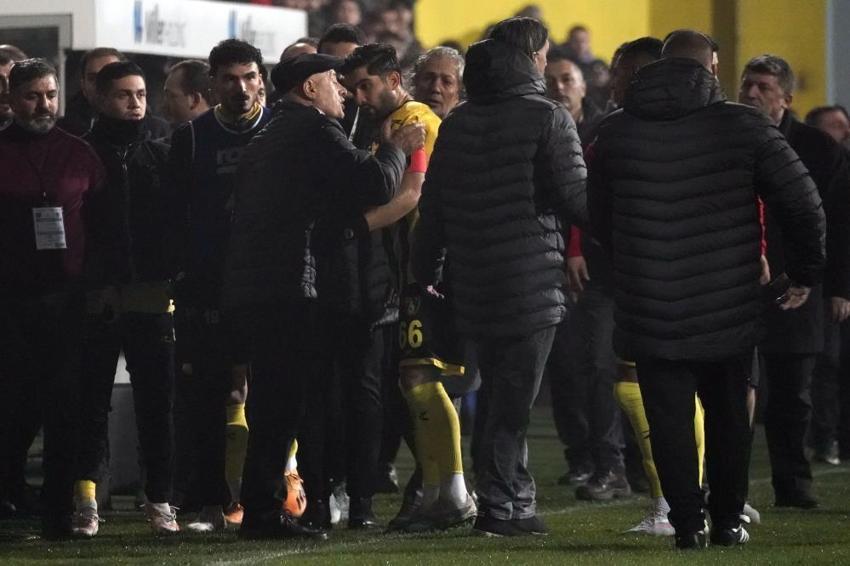 Süper Lig'de bir skandal daha! İstanbulspor, Trabzonspor maçında sahadan çekildi, işte o pozisyon