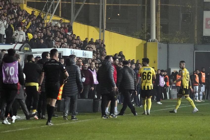 Süper Lig'de bir skandal daha! İstanbulspor, Trabzonspor maçında sahadan çekildi, işte o pozisyon