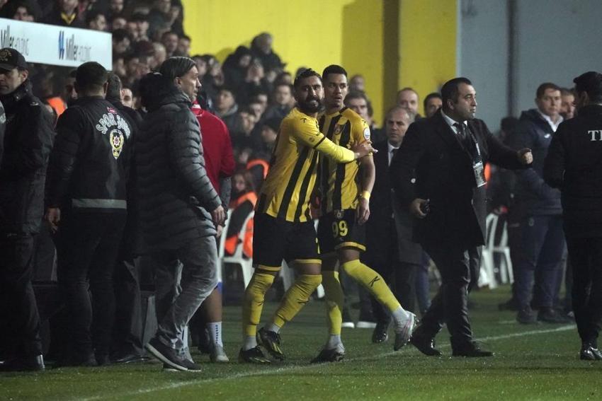 Süper Lig'de bir skandal daha! İstanbulspor, Trabzonspor maçında sahadan çekildi, işte o pozisyon