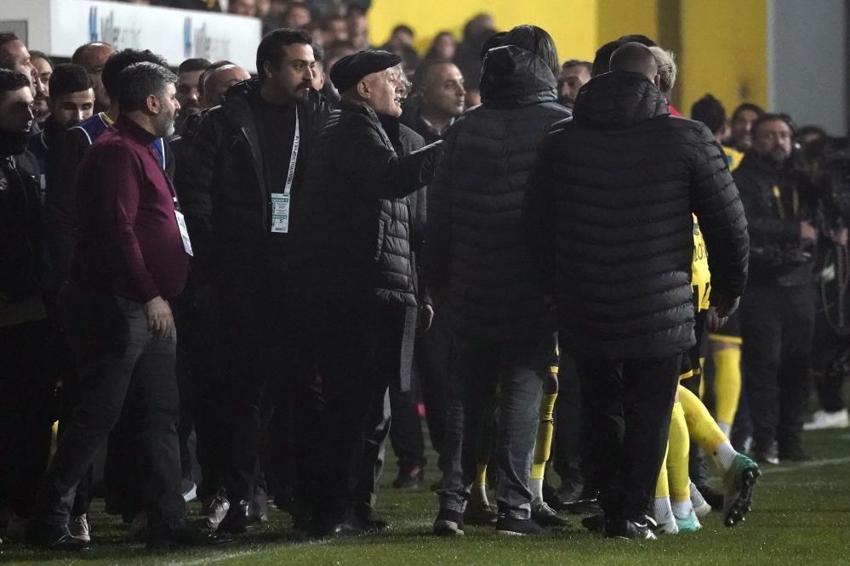 Süper Lig'de bir skandal daha! İstanbulspor, Trabzonspor maçında sahadan çekildi, işte o pozisyon
