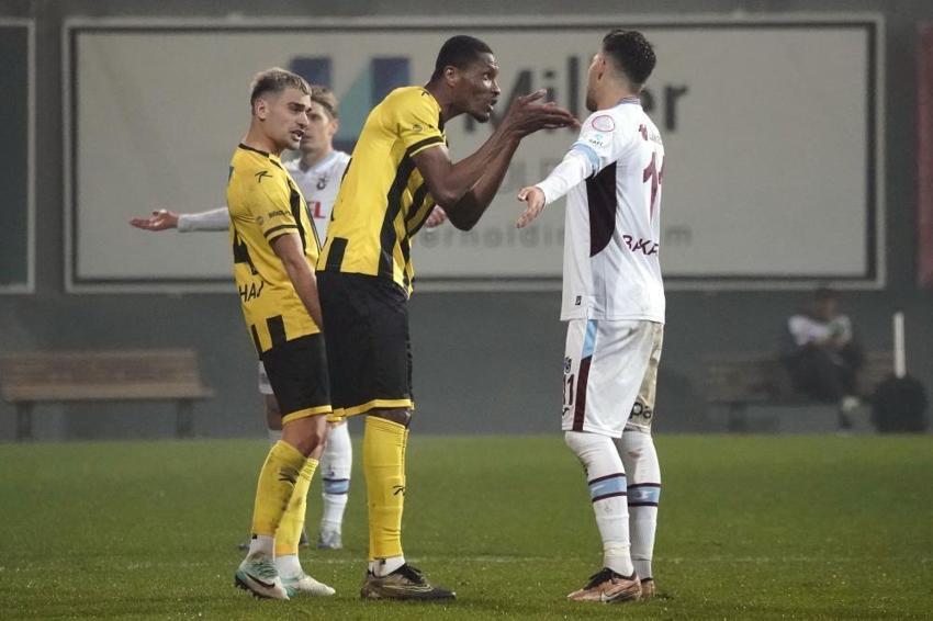 Süper Lig'de bir skandal daha! İstanbulspor, Trabzonspor maçında sahadan çekildi, işte o pozisyon