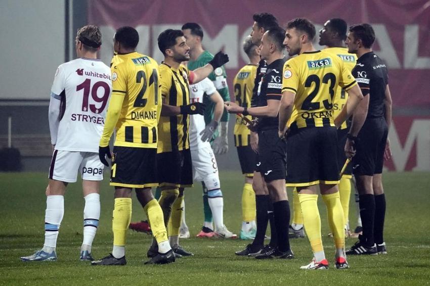 Süper Lig'de bir skandal daha! İstanbulspor, Trabzonspor maçında sahadan çekildi, işte o pozisyon