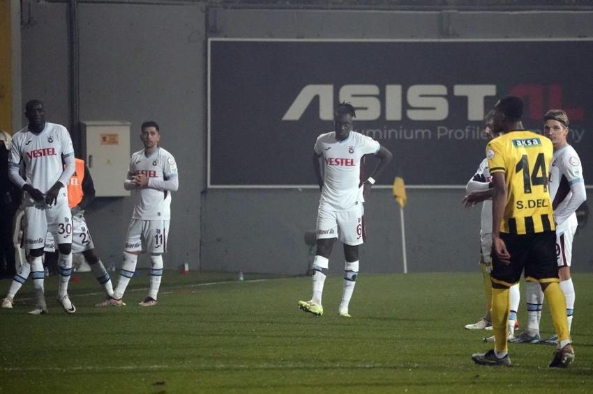 Süper Lig'de bir skandal daha! İstanbulspor, Trabzonspor maçında sahadan çekildi, işte o pozisyon
