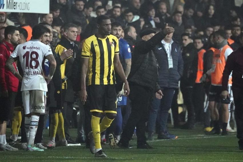Süper Lig'de bir skandal daha! İstanbulspor, Trabzonspor maçında sahadan çekildi, işte o pozisyon
