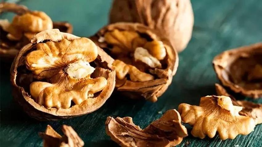Ağacının kökleri zehirli madde salgılıyor ama.. Meyvesi saç uzatıyor! Aç karnına bir damlası bile enerji veriyor!