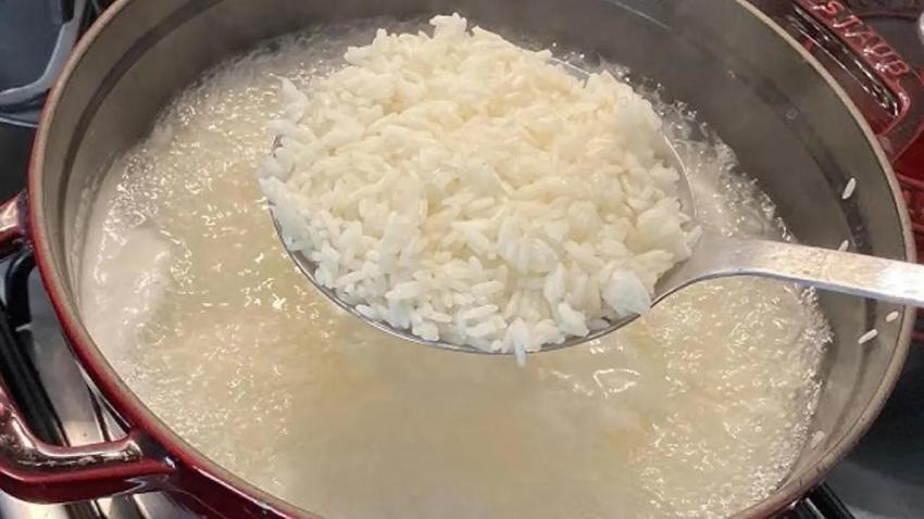 Çay bardağının yarısı kadar dökmek yetiyor! Bu yöntemle pirinç pilavında taneler yapışmıyor, bembeyaz kalıyor!