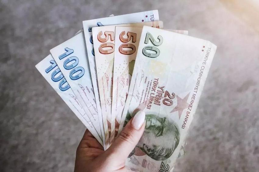 Merkez faizi 2,5 artırdı, 100 TL'si olan bankalara koşuyor! Mevduat faizlerinde bankalar ne veriyor?