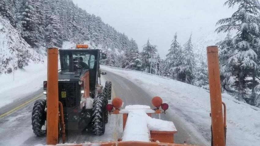 Lapa lapa kar yağışı başladı! Uyarı üstüne uyarı yapılmıştı, birçok kent beyaza büründü, batı illeri için kar alarmı verildi