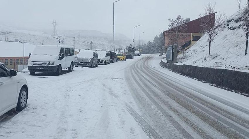 Lapa lapa kar yağışı başladı! Uyarı üstüne uyarı yapılmıştı, birçok kent beyaza büründü, batı illeri için kar alarmı verildi