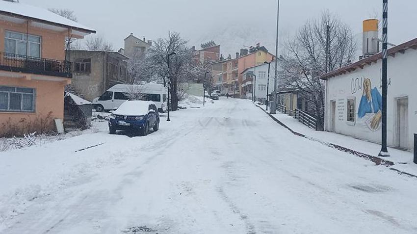 Lapa lapa kar yağışı başladı! Uyarı üstüne uyarı yapılmıştı, birçok kent beyaza büründü, batı illeri için kar alarmı verildi
