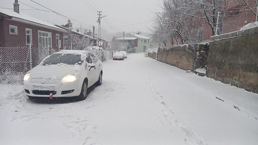 Lapa lapa kar yağışı başladı! Uyarı üstüne uyarı yapılmıştı, birçok kent beyaza büründü, batı illeri için kar alarmı verildi