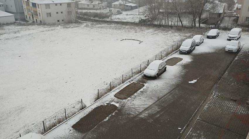Lapa lapa kar yağışı başladı! Uyarı üstüne uyarı yapılmıştı, birçok kent beyaza büründü, batı illeri için kar alarmı verildi