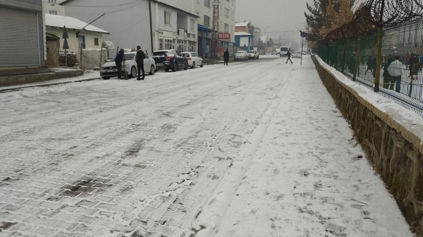 Lapa lapa kar yağışı başladı! Uyarı üstüne uyarı yapılmıştı, birçok kent beyaza büründü, batı illeri için kar alarmı verildi